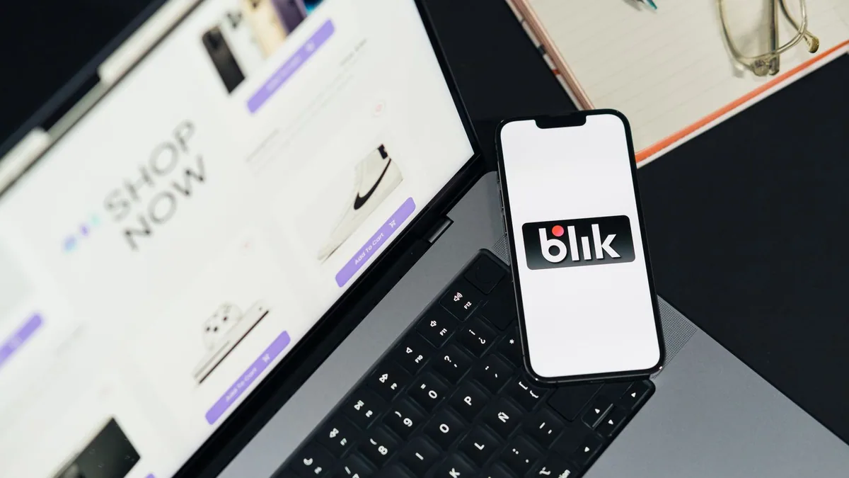 Audit SEO e-commerce : achat en ligne sur un ordinateur portable et un smartphone