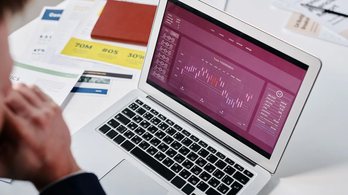 Actions SEO : courbe de résultats affichée sur un écran d’ordinateur