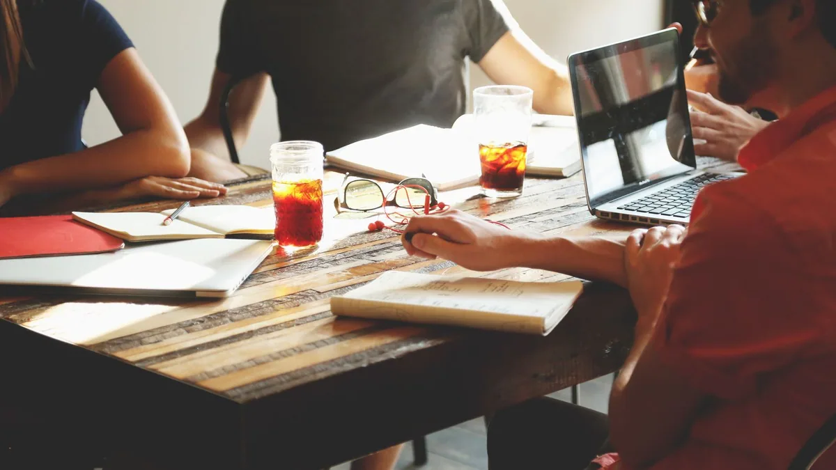 Agence RSE : équipe réunie autour d'une table pour travailler sur un projet