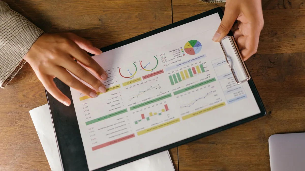 Agence SEA : rapport de suivi avec graphiques et tableaux de résultats sur un porte-documents