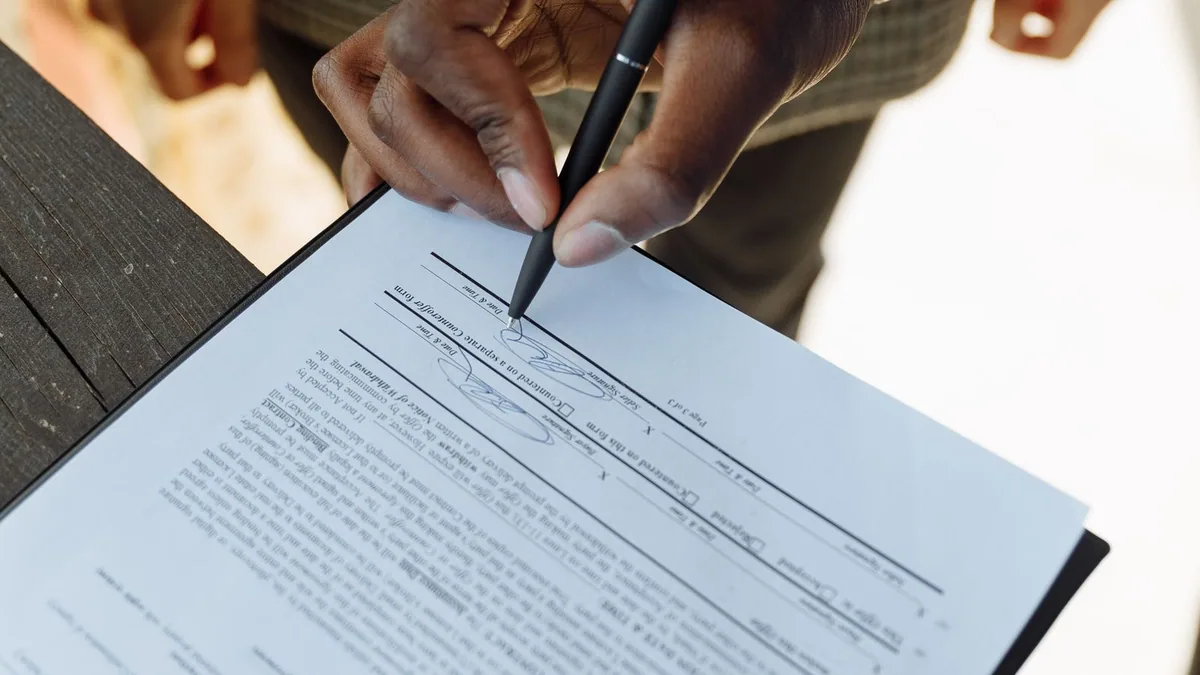 Agence SEM : personne signant un contrat de prestation