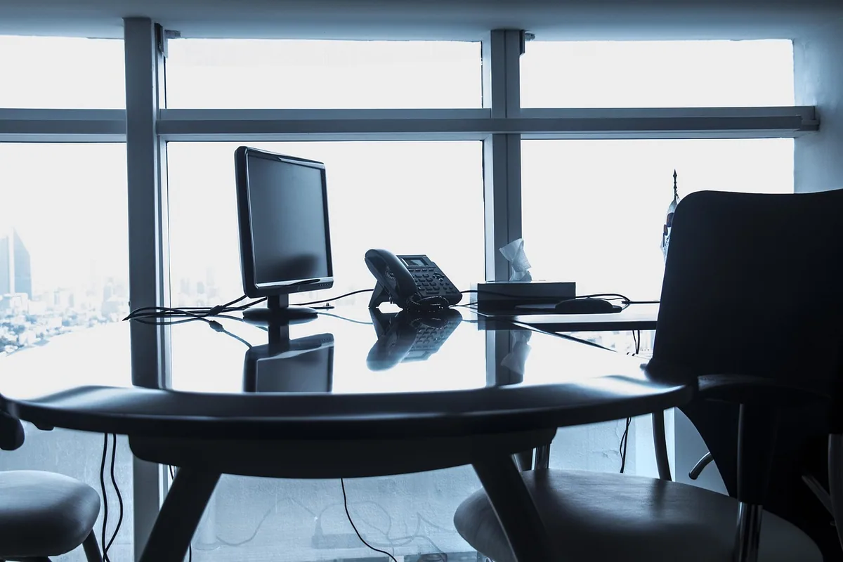 Agence SEO SEO-TECH : poste de travail avec écran dans un bureau moderne