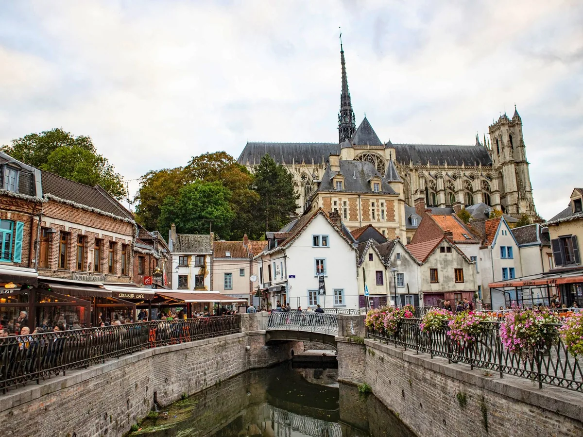 Agence web à Amiens : la cathédrale d'Amiens au-dessus des canaux et des maisons anciennes