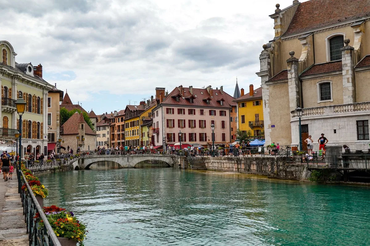 Agence web à Annecy : les canaux et les ponts de la vieille ville d'Annecy