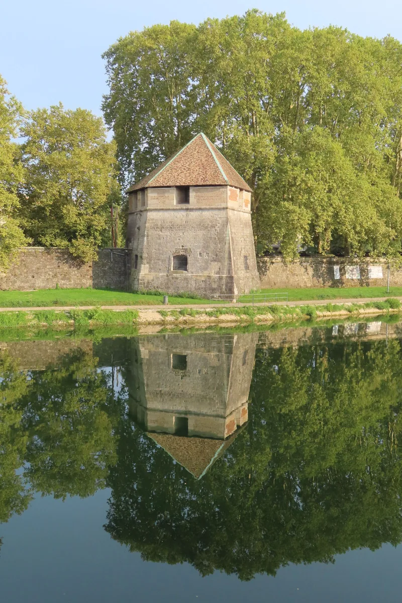 Agence web à Besançon : une tour historique au bord du Doubs à Besançon