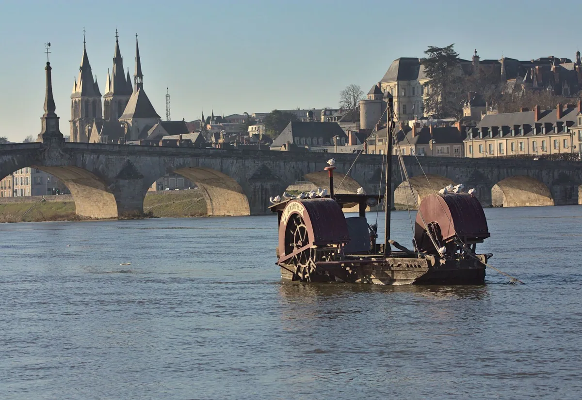 Agence web à Blois : le pont Jacques-Gabriel et les bords de Loire à Blois