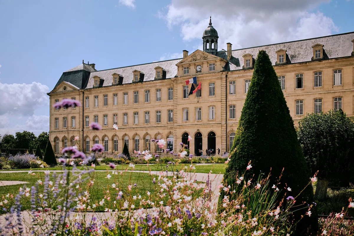Agence web à Caen : l'Abbaye aux Hommes et ses jardins à Caen