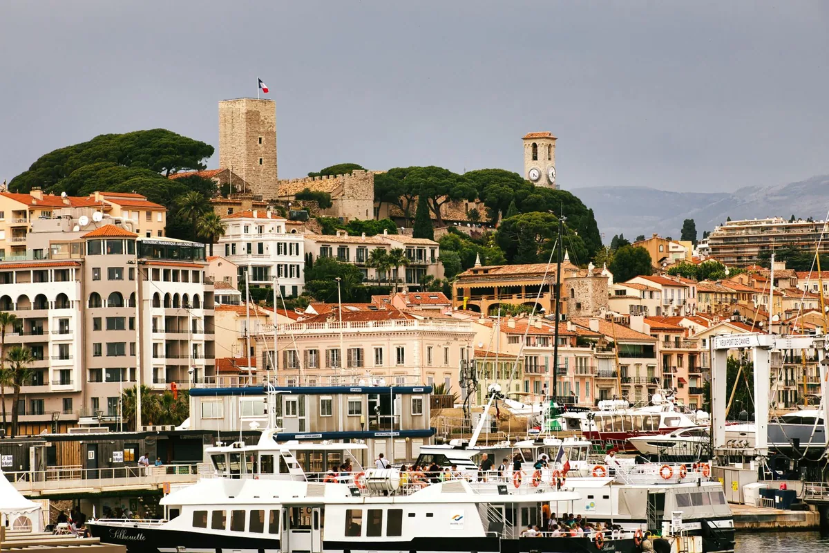 Agence web à Cannes : le port et la vieille ville de Cannes