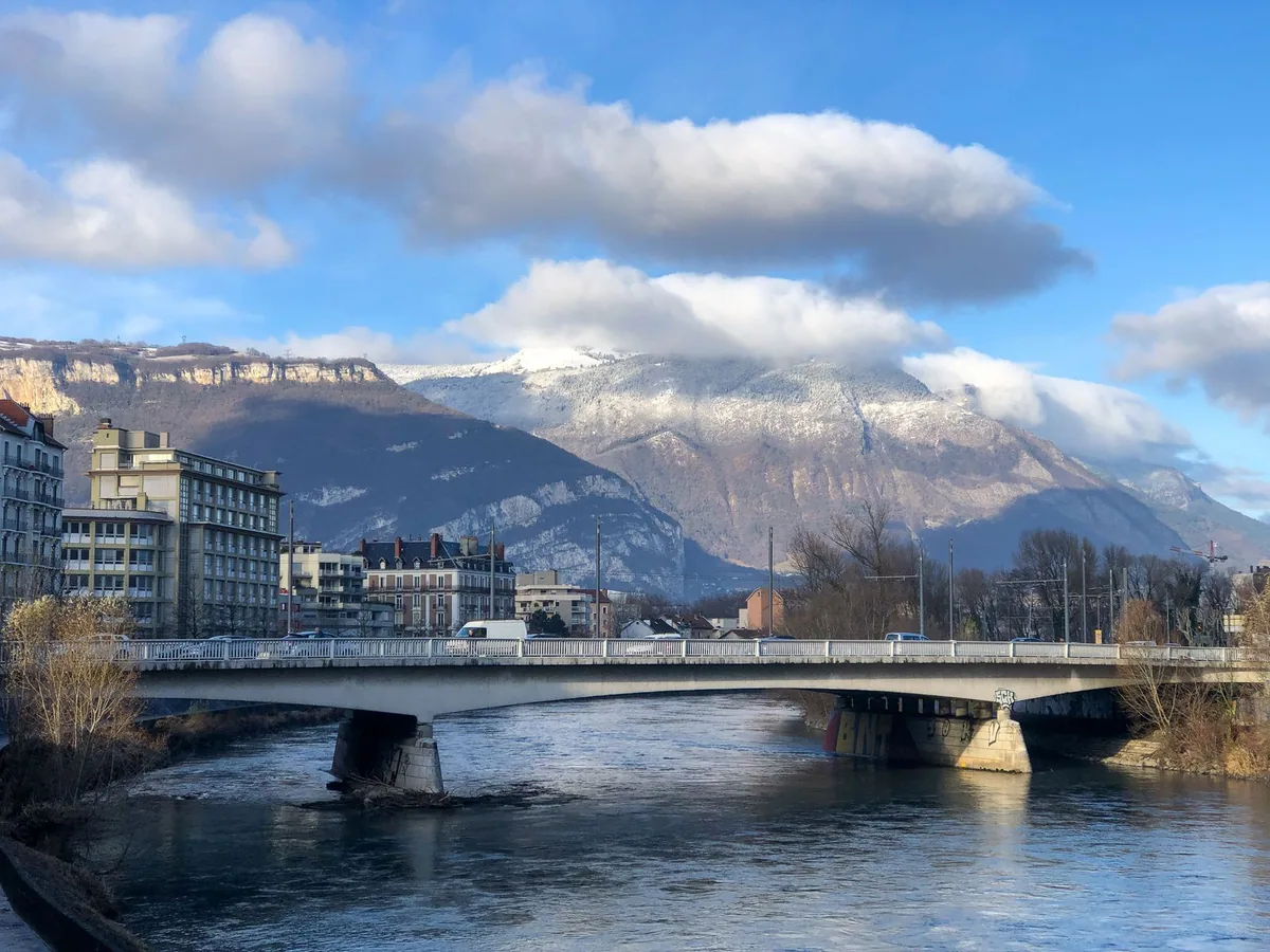 Agence web à Grenoble : les quais de l'Isère et les montagnes de Grenoble