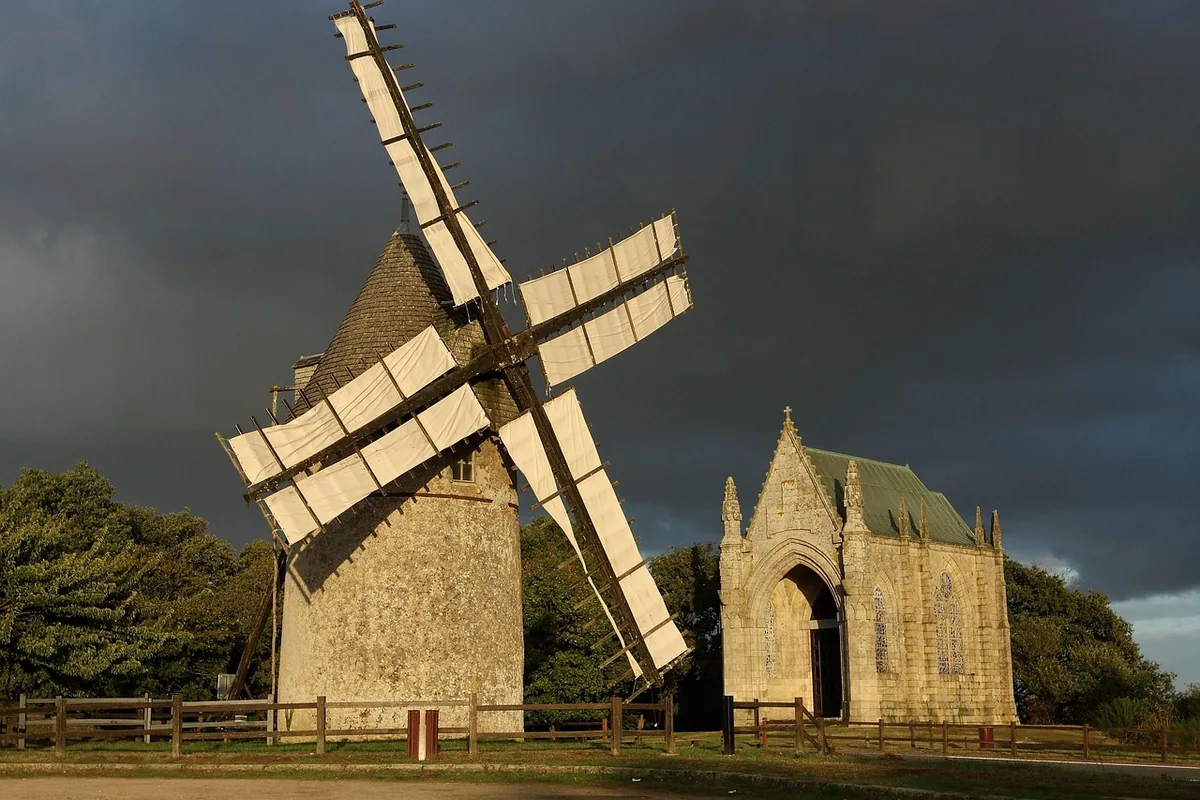 Agence web aux Herbiers : le moulin et la chapelle du Mont des Alouettes aux Herbiers