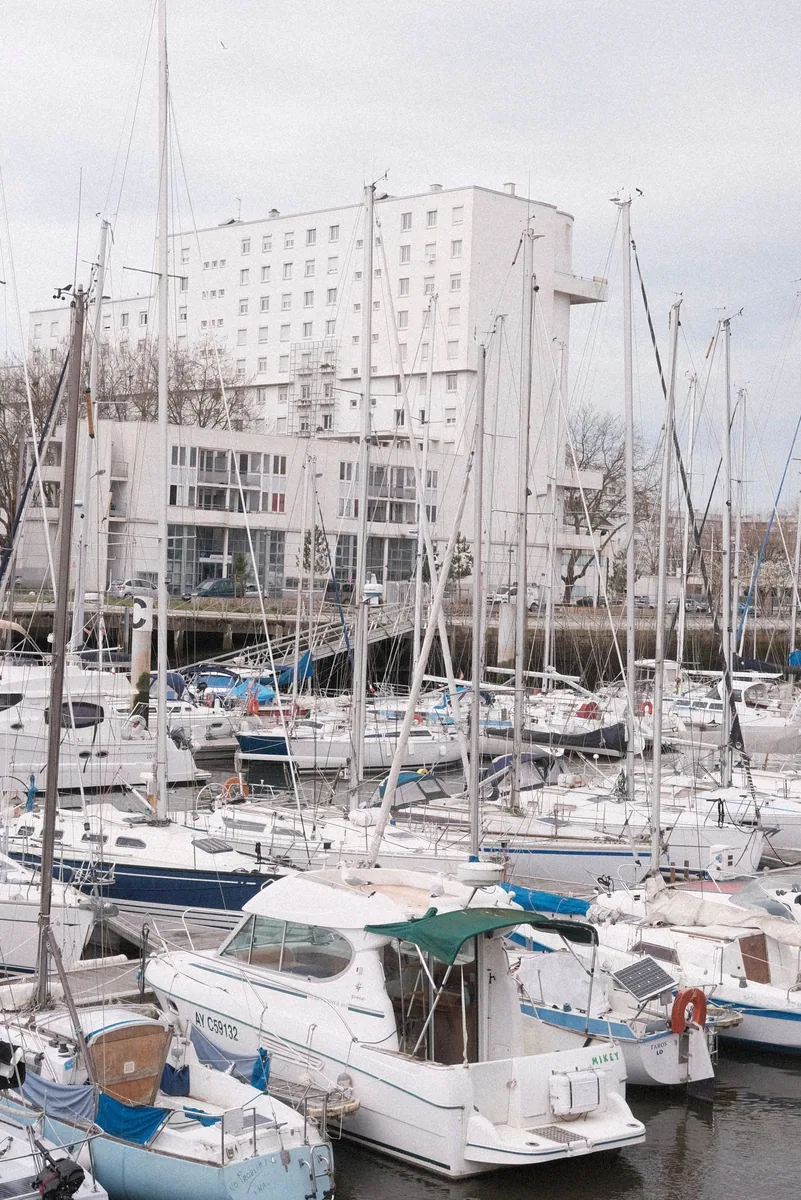 Agence web à Lorient : les voiliers amarrés dans le port de Lorient