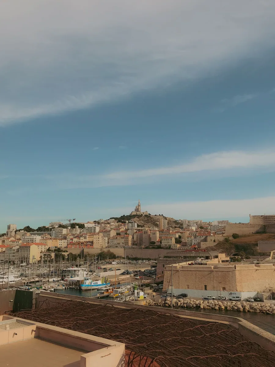 Agence web à Marseille : le Vieux-Port de Marseille et Notre-Dame-de-la-Garde