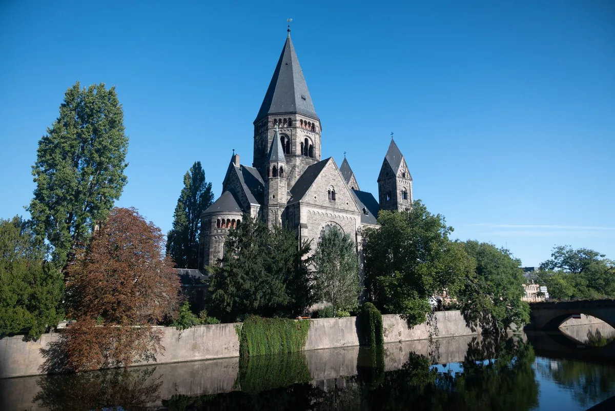 Agence web à Metz : le Temple Neuf au bord de la Moselle à Metz