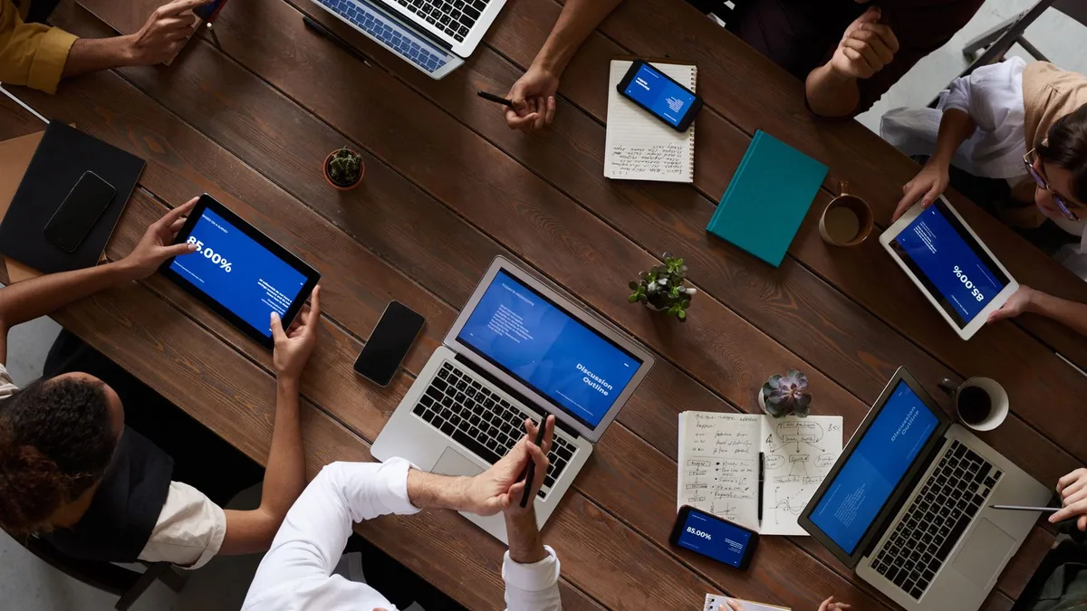 Agence web Mulhouse : équipe en réunion de travail autour d'une table