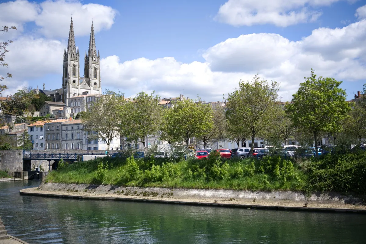 Agence web à Niort : l'église Notre-Dame de Niort au-dessus de la Sèvre niortaise