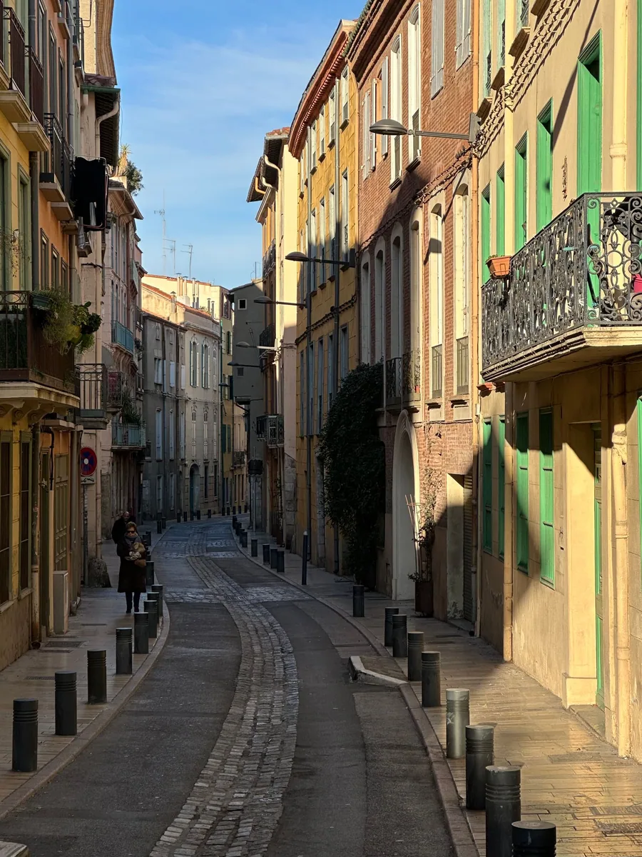 Agence web à Perpignan : une ruelle médiévale du centre historique de Perpignan