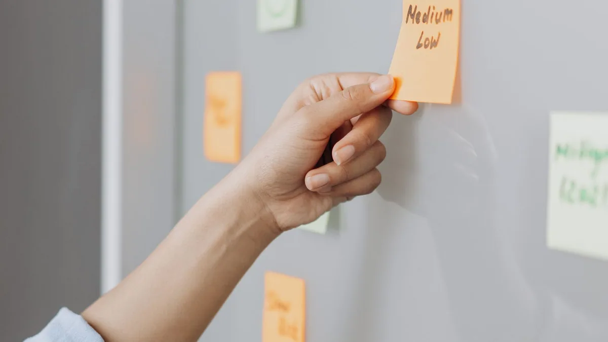 Agence web référencement : atelier de stratégie avec des notes adhésives sur une paroi vitrée