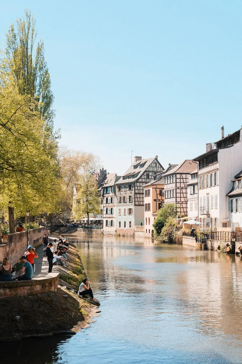 Agence web à Strasbourg : les maisons alsaciennes au bord d'un canal à Strasbourg