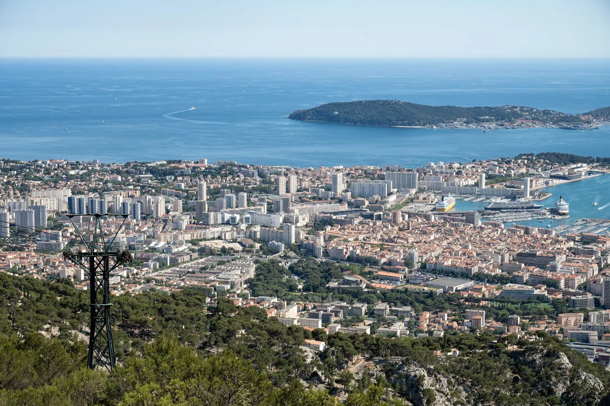 Agence web à Toulon : la ville et la rade de Toulon vues du ciel