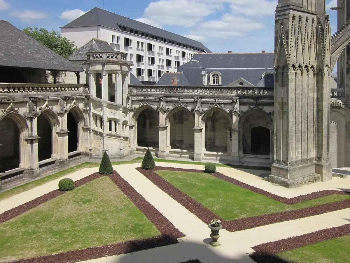 Agence web à Tours : le cloître de la Psalette de la cathédrale Saint-Gatien à Tours