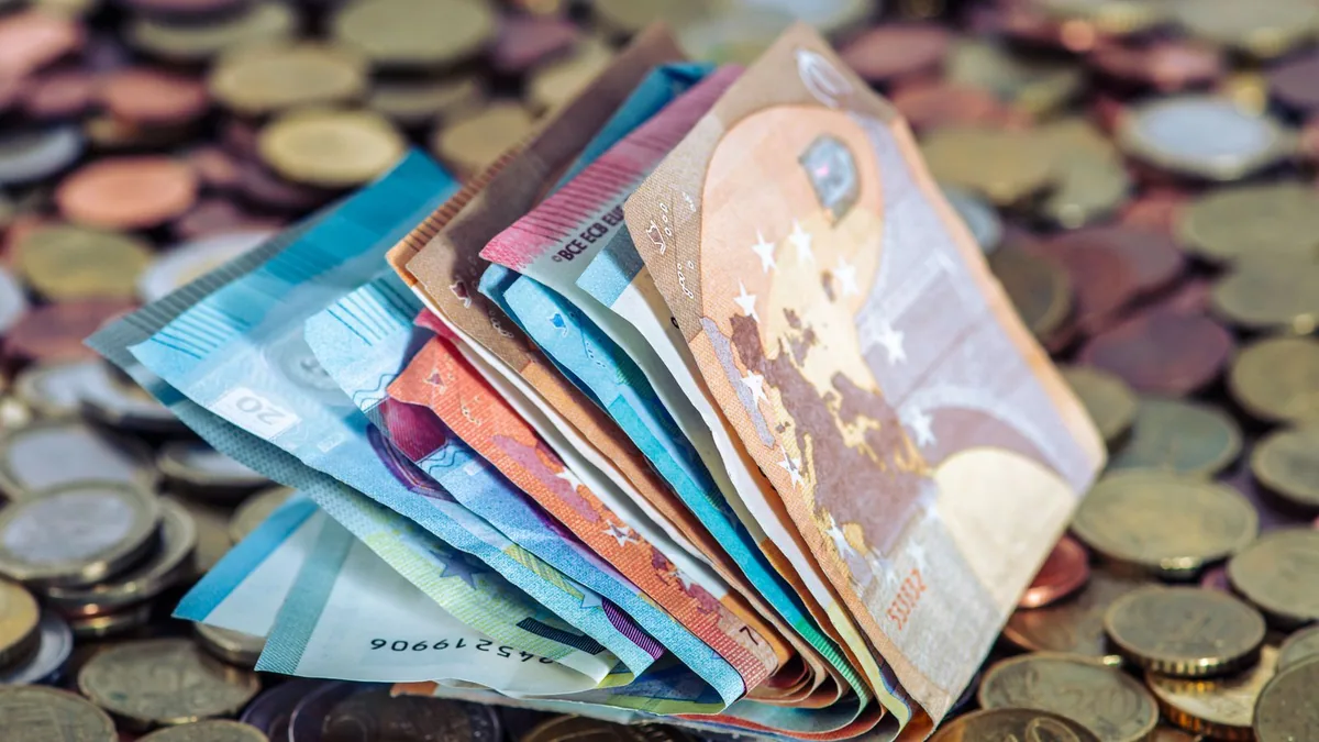 Aide jeune entrepreneur : billets et pièces en euros posés sur une table