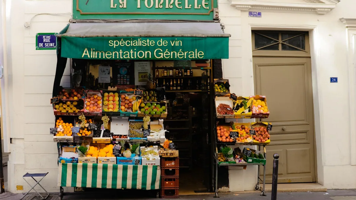 Améliorer son référencement local : devanture d'une boutique au bord d'une rue commerçante