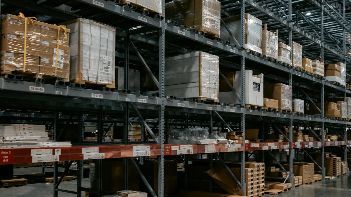 archivage documents entreprise : allées d'un espace de stockage avec rayonnages pour cartons d'archives