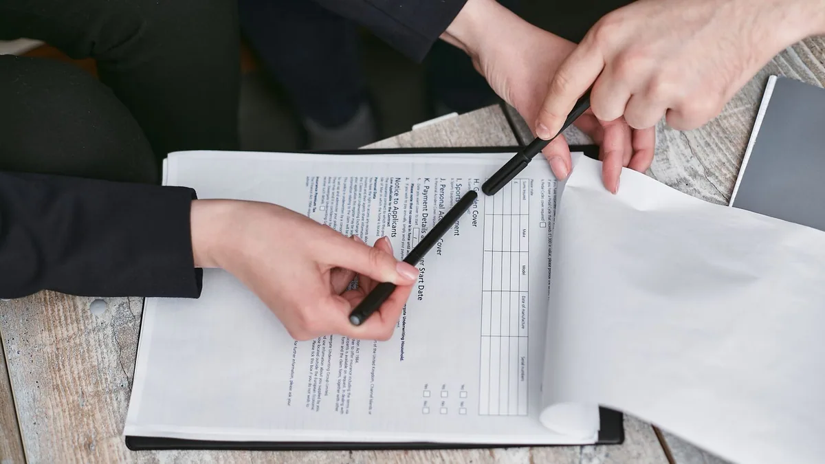 attestation de présence employeur : relecture d'un document avant signature
