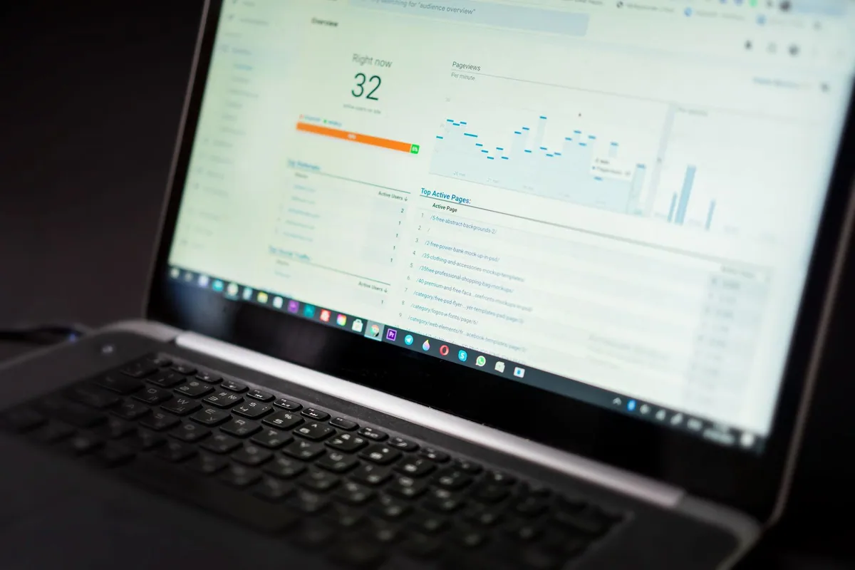 Audit SEO : ordinateur portable affichant un tableau de bord d'analyse