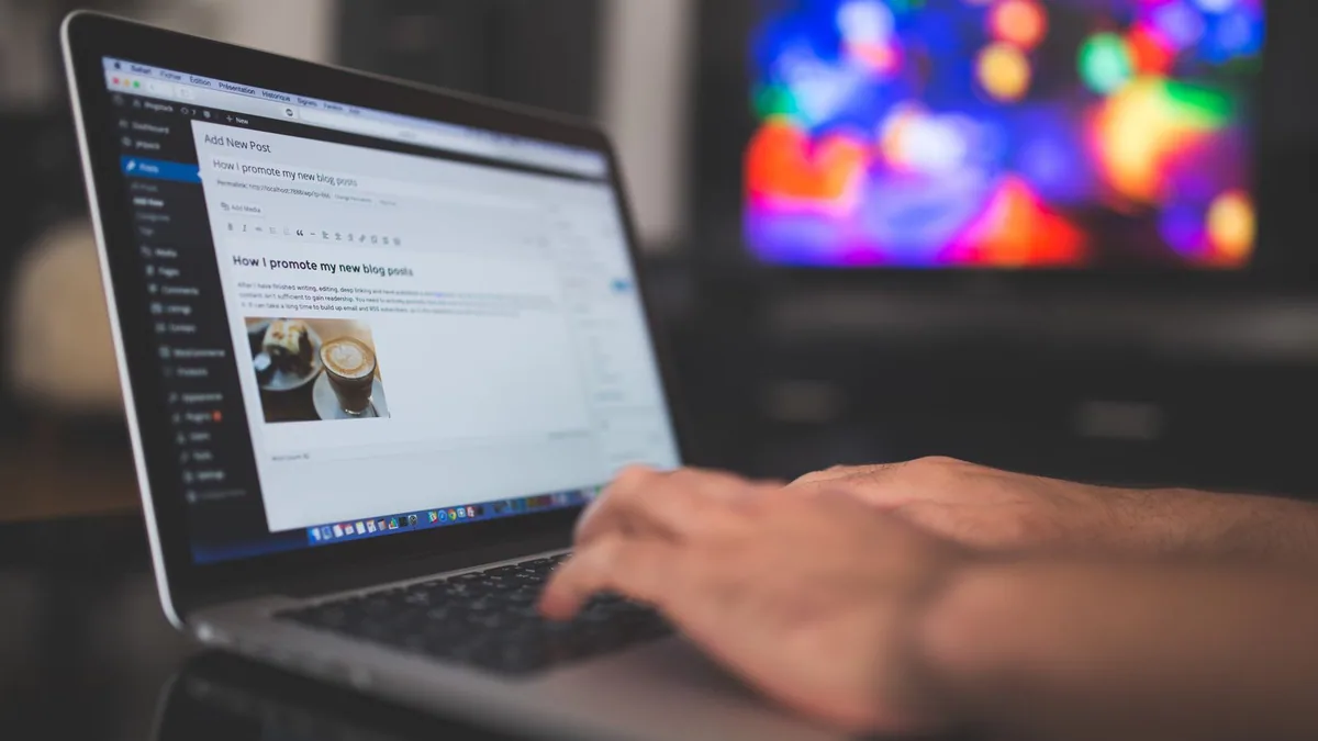 Augmenter sa visibilité sur internet : rédaction d'un article de blog sur un ordinateur portable