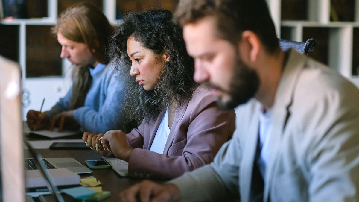 avantages coworking : professionnels travaillant sur leurs ordinateurs dans un espace partagé