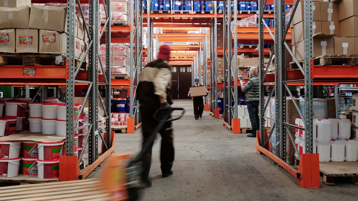 avantages de l'intérim : salariés au travail dans un entrepôt
