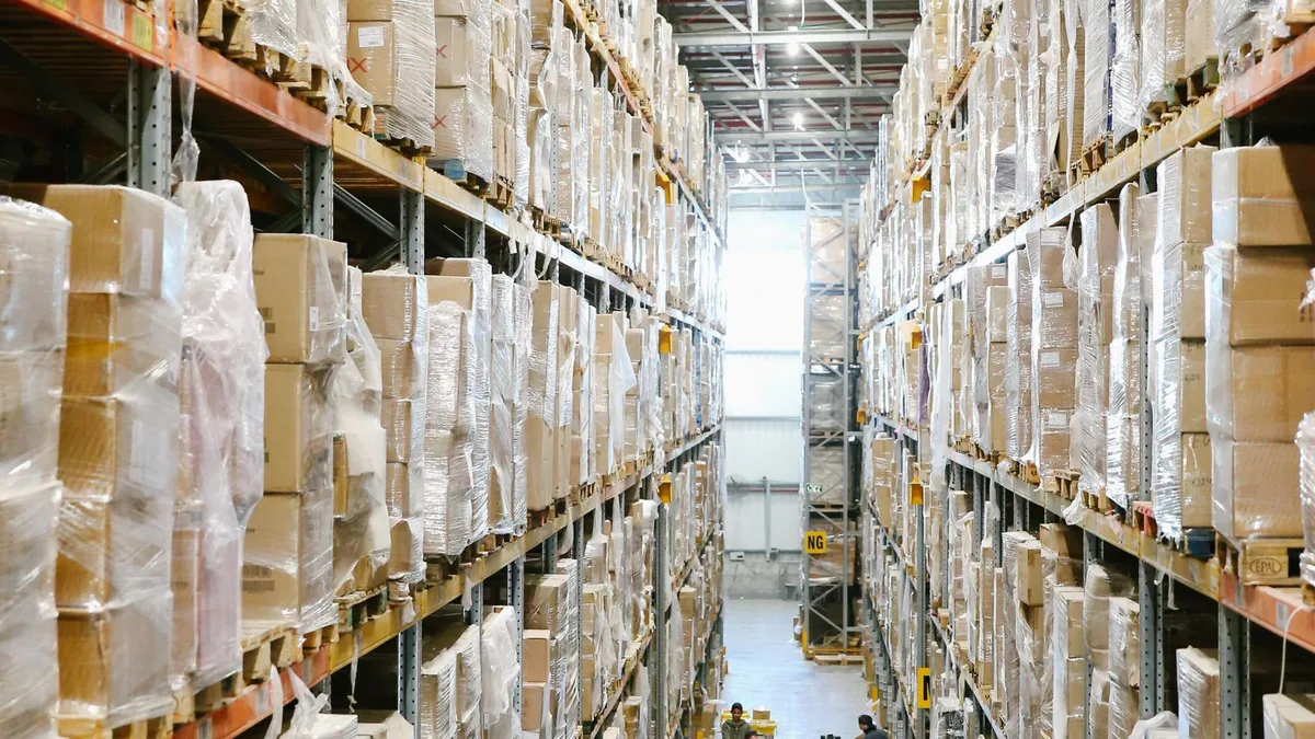 B2B définition : des cartons stockés sur les rayonnages d'un entrepôt de fournisseur