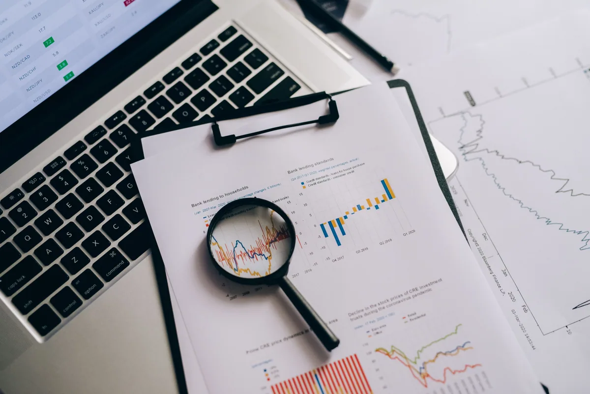 Backlinks toxiques : loupe posée sur une feuille de données statistiques