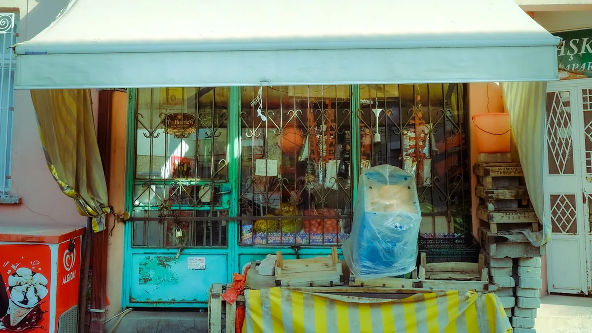bail commercial : façade d'un local commercial fermé en attente d'un nouveau locataire
