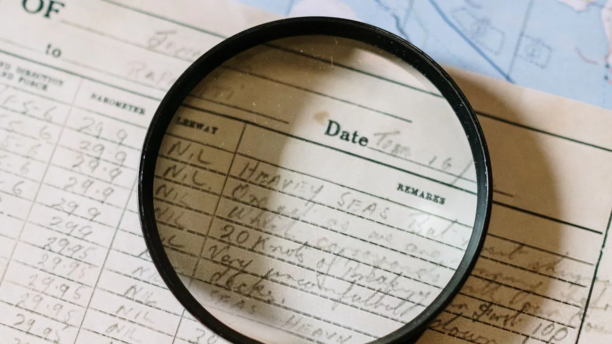 Bénéficiaire effectif : loupe posée sur un document pour identifier qui contrôle la société