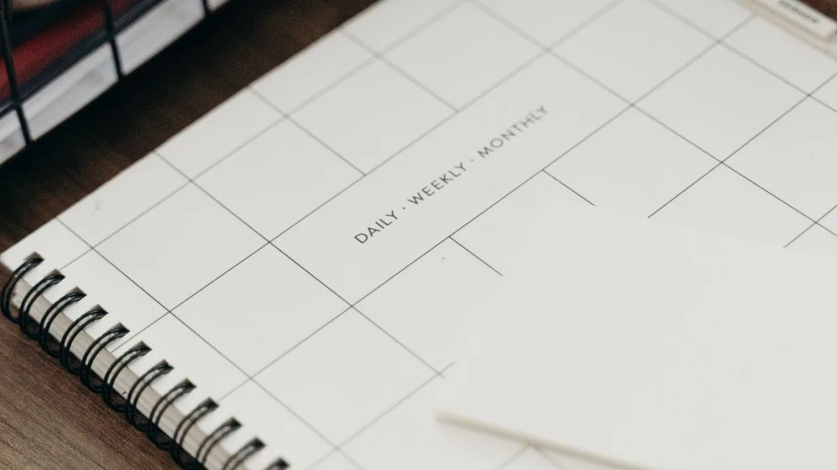 blog entreprise : bureau minimaliste avec planning de publication, café et tablette