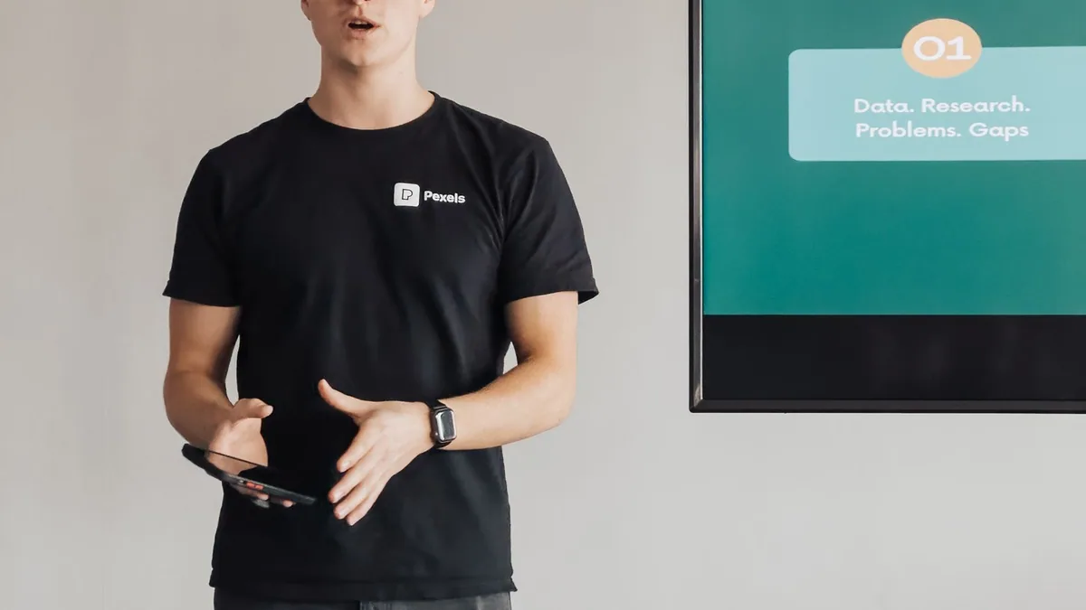 comment faire une bonne présentation PowerPoint : un intervenant présente son diaporama en réunion