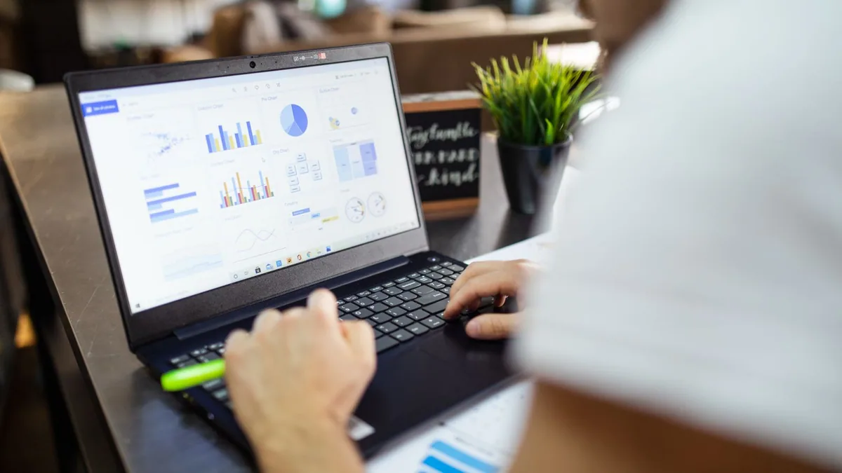 budget marketing : analyse de graphiques de performance sur un ordinateur portable