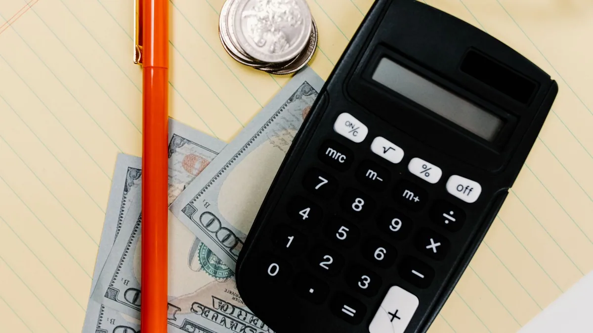 Prix prestation SEO : calculatrice posée sur une feuille pour estimer un budget
