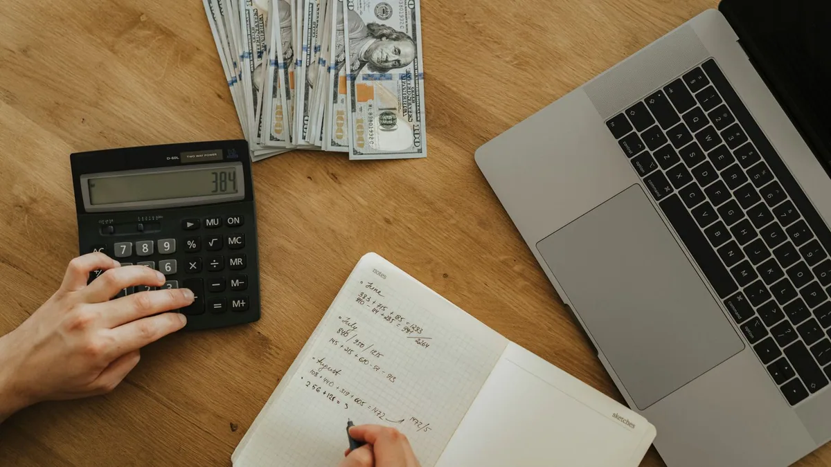 Budget site internet : personne tenant une calculatrice pour estimer le coût de son projet