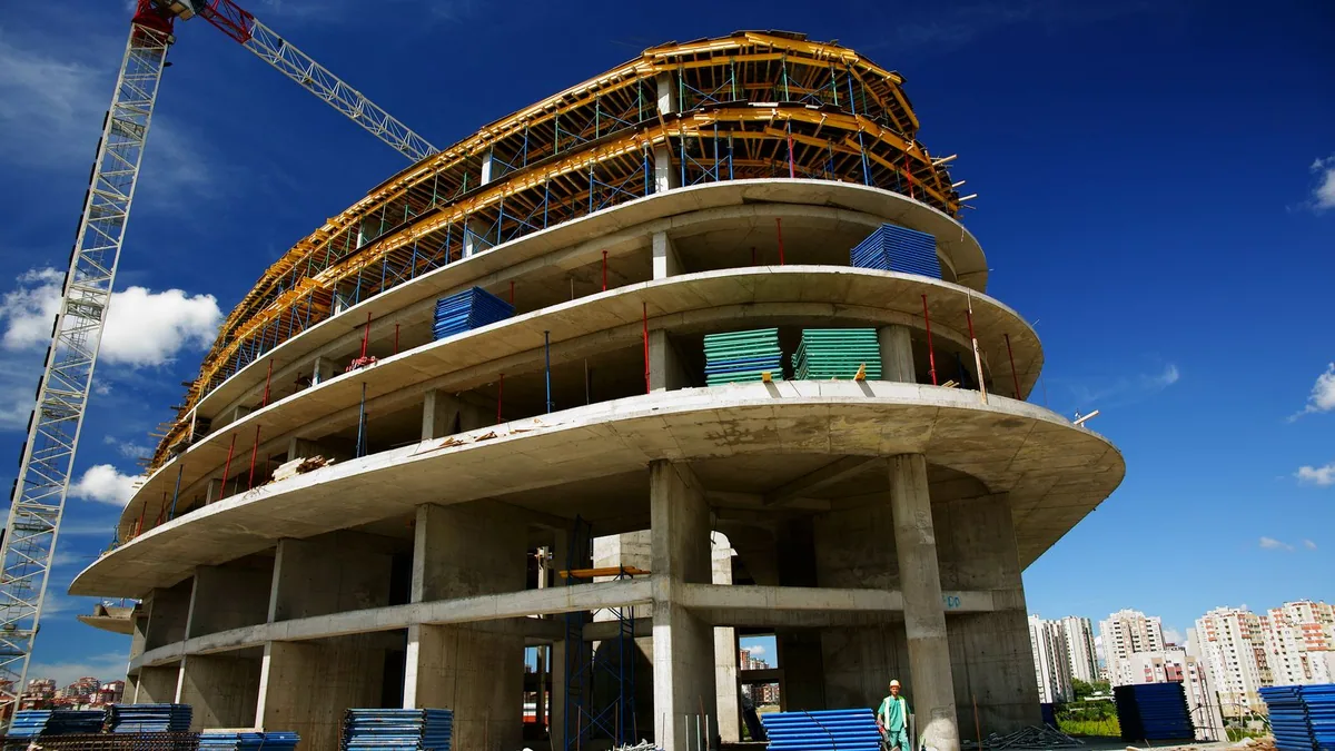 bureau d'études structure : bâtiment en béton en cours de construction avec poteaux et planchers apparents