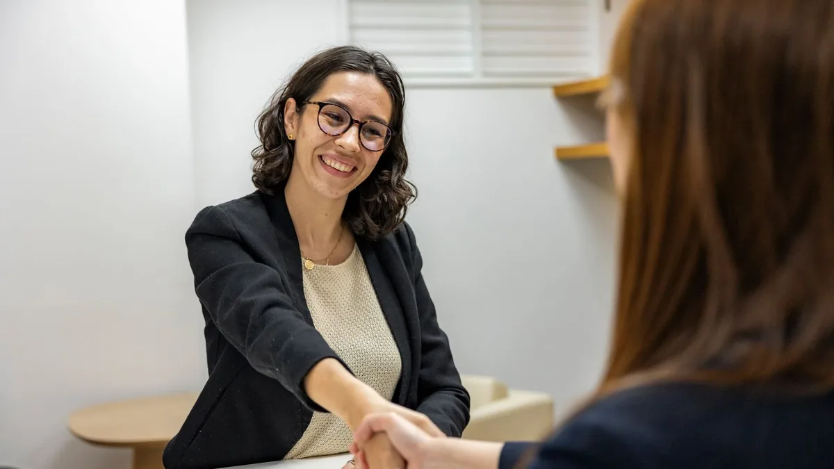cabinet de recrutement : poignée de main entre une candidate et une recruteuse après un entretien