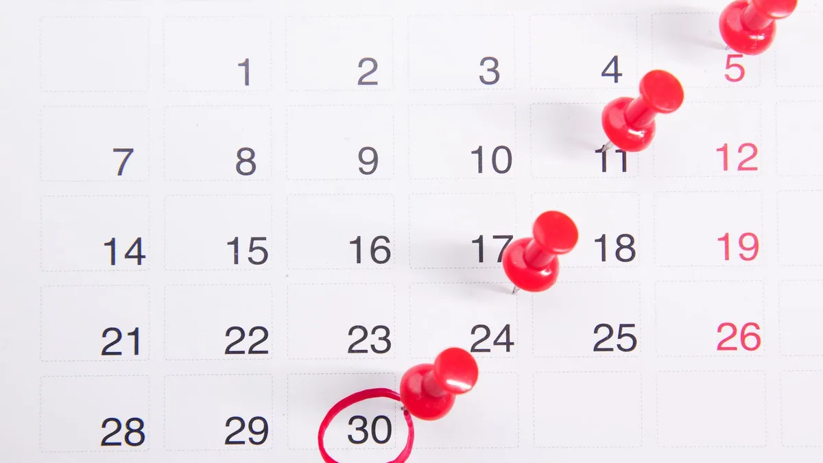 calcul congés payés : punaises rouges marquant des jours de congé sur un calendrier