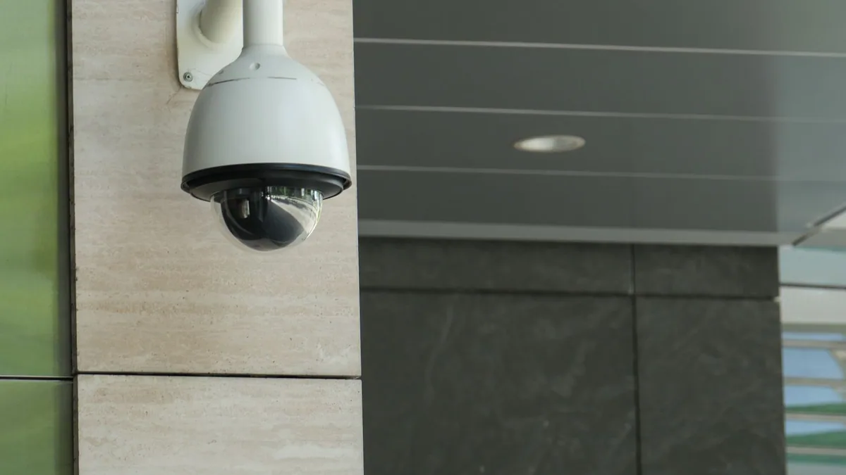 cambriolage en entreprise : caméra de vidéosurveillance fixée sur un mur extérieur