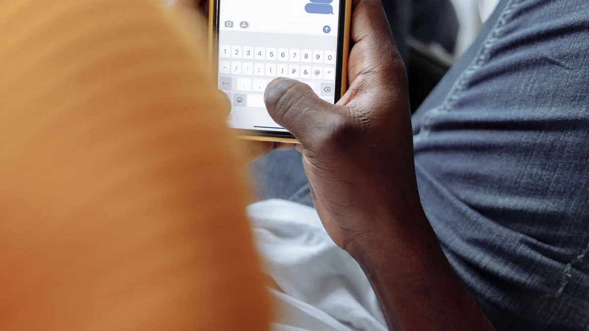 campagne SMS marketing : une personne lit et rédige un SMS sur son téléphone