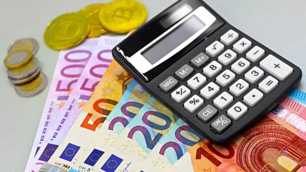capital social : billets en euros et calculatrice pour l'analyse financière