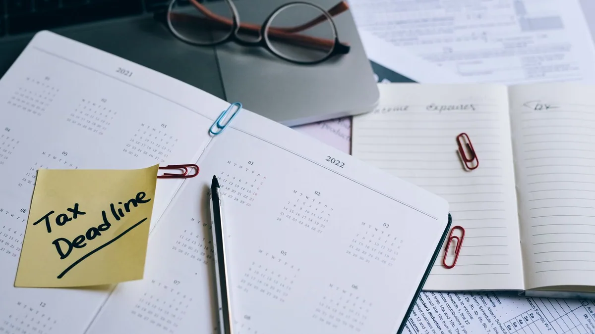 changement adresse auto entrepreneur : agenda et note adhésive pour planifier les démarches du transfert
