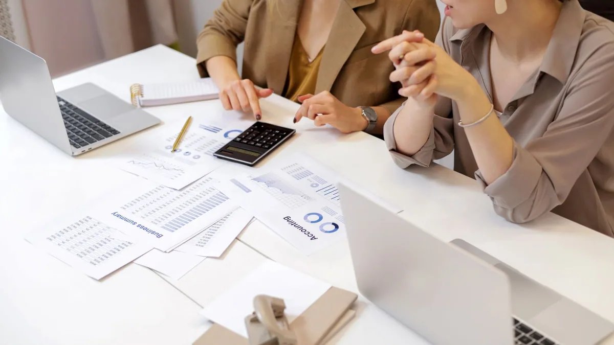 choisir son expert comptable : échange entre un comptable et son client autour de documents financiers