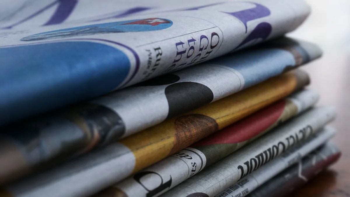 choisir un journal d'annonces légales : pages de journaux imprimés, vue rapprochée